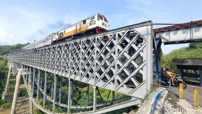 Jembatan Cirahong di Kabupaten Ciamis yang dibangun tahun 1893 oleh Pemerintah Hindia Belanda.