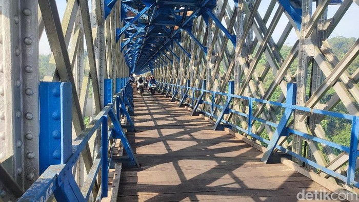Jembatan Cirahong di Kabupaten Ciamis yang dibangun tahun 1893 oleh Pemerintah Hindia Belanda.