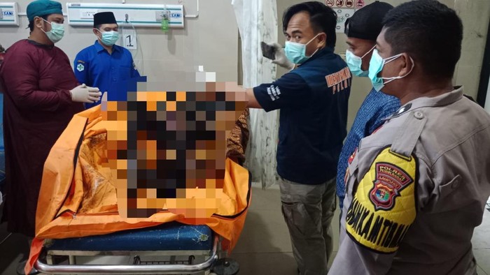 Jenazah WNA Jerman saat dievakuasi ke rumah sakit