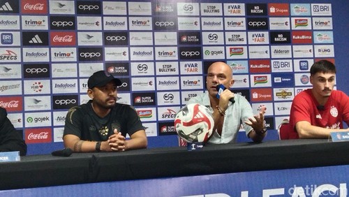 Pelatih Bali United, Johnny Jansen (tengah) seusia laga melawan PSBS Biak di Stadion Kapten I Wayan Dipta, Senin (6/4/2026).