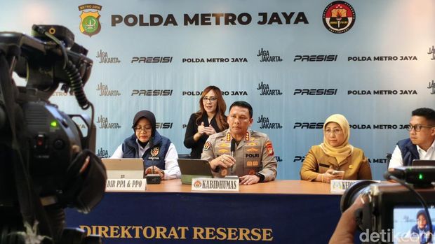 Jumpa pers Polda Metro Jaya terkait penangkapan driver taksi online pelaku pelecehan penumpang di Jakpus.