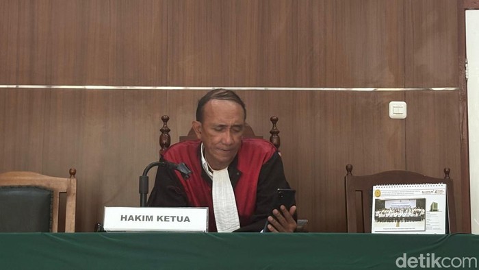 Katua majelis hakim Agus Aryanto saat membacakan putusan terhadap Muh. llham dalam kasus pembakaran gedung DPRD Makassar. Elmayanti/detiksulsel