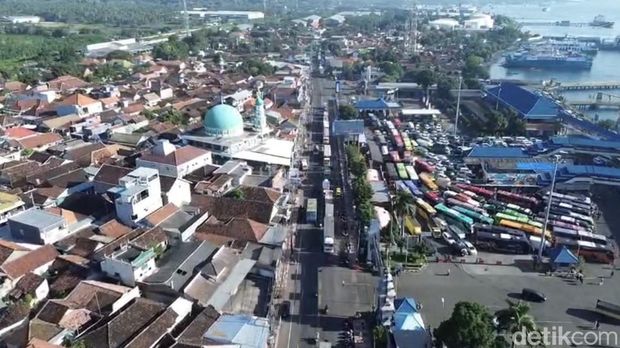Kemacetan di pelabuhan Ketapang Antrian kendaraan di pelabuhan ketapang