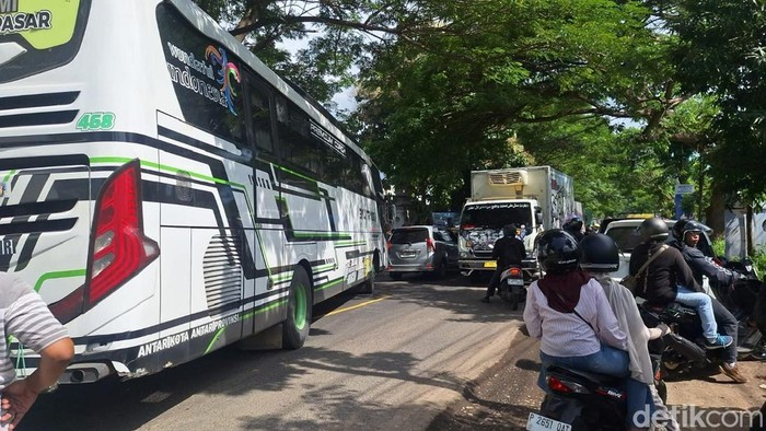 Antrian kendaraan di pelabuhan ketapang