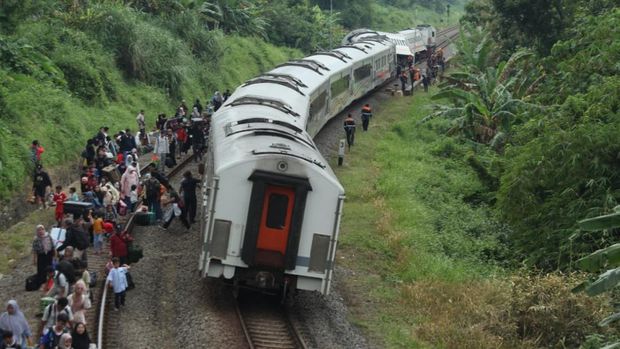 Kereta Api (KA) Bangunkarta rute Jombang-Pasarsenen (KA 161) anjlok di Bumiayu, Jawa Tengah, Senen (6/4/2026). (Dok. KAI)
