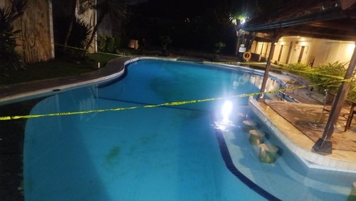 Kolam renang lokasi pelajar India tewas tenggelam di salah satu hotel kawasan Jalan Bypass Ngurah Rai, Desa Kesiman Kertalangu, Denpasar, Rabu (1/4/2026) malam. (Dok: Polsek Denpasar Timur)