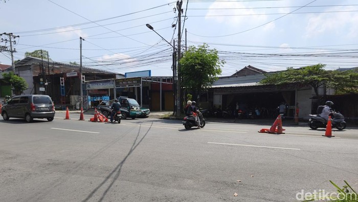 Kondisi pembatas jalan di Jalan Kedungmundu, Tembalang, Kota Semarang, yang sering dibuka, Senin (6/4/2026).