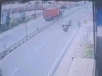 Ngeri! Ban Truk Kontainer Copot Hantam Pemotor di Jalur Pantura Cirebon