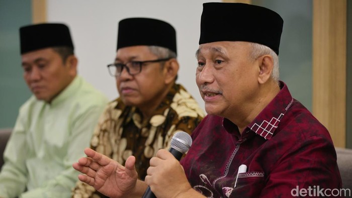 Ketua Umum DPP Lembaga Dakwah Islam Indonesia (LDII) Chriswanto Santoso (kanan) bersama Ketua DPP LDII Tri Gunawan Hadi (kiri) dan Ketua DPP LDII Basseng memberikan keterangan dalam acara media gathering LDII di Jakarta, Senin (6/4/2026).

LDII menyampaikan rencana pelaksanaan Musyawarah Nasional (Munas) X pada 7–9 April 2026 di Jakarta, yang akan membahas penentuan kepengurusan baru serta penyusunan program strategis organisasi, termasuk respons terhadap dinamika global seperti krisis di kawasan Timur Tengah. Krisis tersebut dinilai berpengaruh terhadap lonjakan harga energi, gangguan rantai pasok global, hingga potensi resesi ekonomi di berbagai negara, “Krisis di Timur Tengah tidak bisa dipandang sebagai isu regional semata. Dampaknya sangat luas, mulai dari krisis energi hingga tekanan ekonomi global yang berpotensi memicu resesi.