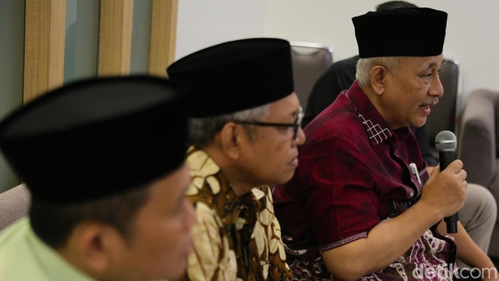 Ketua Umum DPP Lembaga Dakwah Islam Indonesia (LDII) Chriswanto Santoso (kanan) bersama Ketua DPP LDII Tri Gunawan Hadi (kiri) dan Ketua DPP LDII Basseng memberikan keterangan dalam acara media gathering LDII di Jakarta, Senin (6/4/2026).

LDII menyampaikan rencana pelaksanaan Musyawarah Nasional (Munas) X pada 7–9 April 2026 di Jakarta, yang akan membahas penentuan kepengurusan baru serta penyusunan program strategis organisasi, termasuk respons terhadap dinamika global seperti krisis di kawasan Timur Tengah. Krisis tersebut dinilai berpengaruh terhadap lonjakan harga energi, gangguan rantai pasok global, hingga potensi resesi ekonomi di berbagai negara, “Krisis di Timur Tengah tidak bisa dipandang sebagai isu regional semata. Dampaknya sangat luas, mulai dari krisis energi hingga tekanan ekonomi global yang berpotensi memicu resesi.