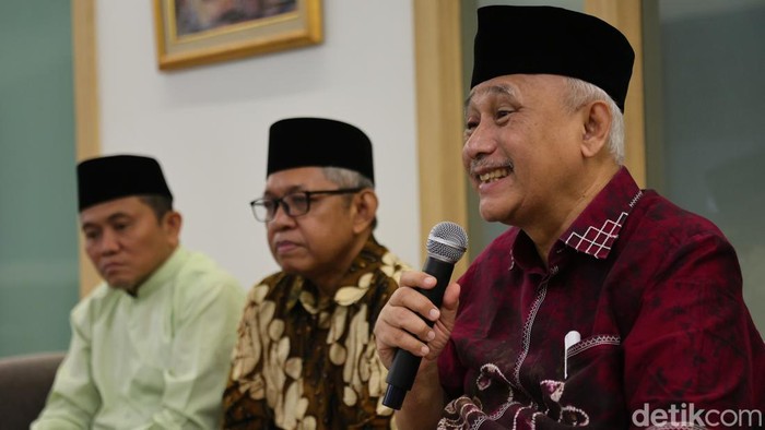 Ketua Umum DPP Lembaga Dakwah Islam Indonesia (LDII) Chriswanto Santoso (kanan) bersama Ketua DPP LDII Tri Gunawan Hadi (kiri) dan Ketua DPP LDII Basseng memberikan keterangan dalam acara media gathering LDII di Jakarta, Senin (6/4/2026).

LDII menyampaikan rencana pelaksanaan Musyawarah Nasional (Munas) X pada 7–9 April 2026 di Jakarta, yang akan membahas penentuan kepengurusan baru serta penyusunan program strategis organisasi, termasuk respons terhadap dinamika global seperti krisis di kawasan Timur Tengah. Krisis tersebut dinilai berpengaruh terhadap lonjakan harga energi, gangguan rantai pasok global, hingga potensi resesi ekonomi di berbagai negara, “Krisis di Timur Tengah tidak bisa dipandang sebagai isu regional semata. Dampaknya sangat luas, mulai dari krisis energi hingga tekanan ekonomi global yang berpotensi memicu resesi.