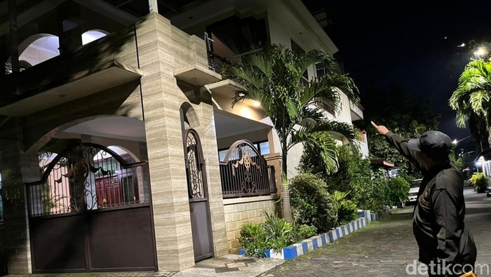 Ledakan di PT GWS Waru Sidoarjo berdampak hingga ke rumah warga di Kutisari Surabaya