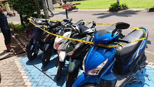Lima motor sitaan polisi dari komplotan pelaku curanmor diparkir di halaman Mapolres Lombok Barat, Senin (6/4/2026). (Dok. Polres Lombok Barat)