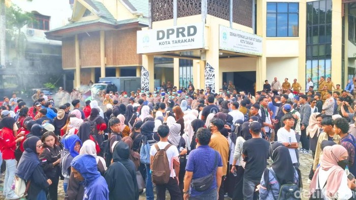 Mahasiswa menggelar unjuk rasa di gedung DPRD Kota Tarakan