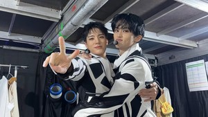 Di backstage konser yang berlangsung selama 6 hari di Seoul (20-22 Maret dan 27-29 Maret) itu, Mark kelihatan benar-benar quality time bareng member NCT DREAM. (Foto: dok. Instagram @onyourm__ark)