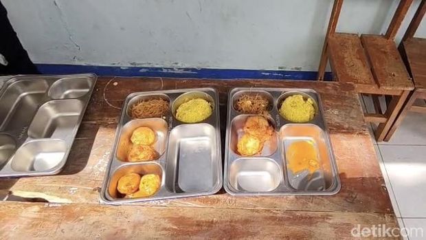 MBG prasmanan di Sukabumi sebagai bentuk apresiasi siswa terbanyak yang tembus ke Perguruan Tinggi Negeri (PTN) jalur prestasi