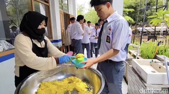 MBG prasmanan di Sukabumi sebagai bentuk apresiasi siswa terbanyak yang tembus ke Perguruan Tinggi Negeri (PTN) jalur prestasi