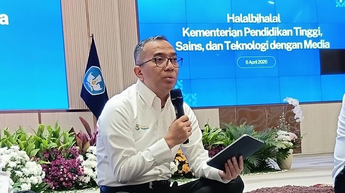 Mendiktisaintek Brian dalam Halal Bihalal Idul Fitri 1447 H bersama Media di kantor Kemdiktisaintek, Jalan Pintu I Senayan, Jakarta Pusat, Senin (6/4/2026).