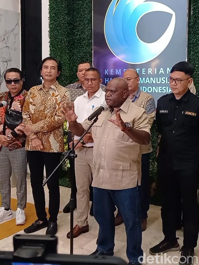 Menteri HAM Natalius Pigai saat memberikan sambutan usai pertemuan dengan AKSI (Asosiasi Komposer Seluruh Indonesia) di Gedung Kemenkumham, Kuningan, Jakarta Selatan pada Senin (6/4/2026).