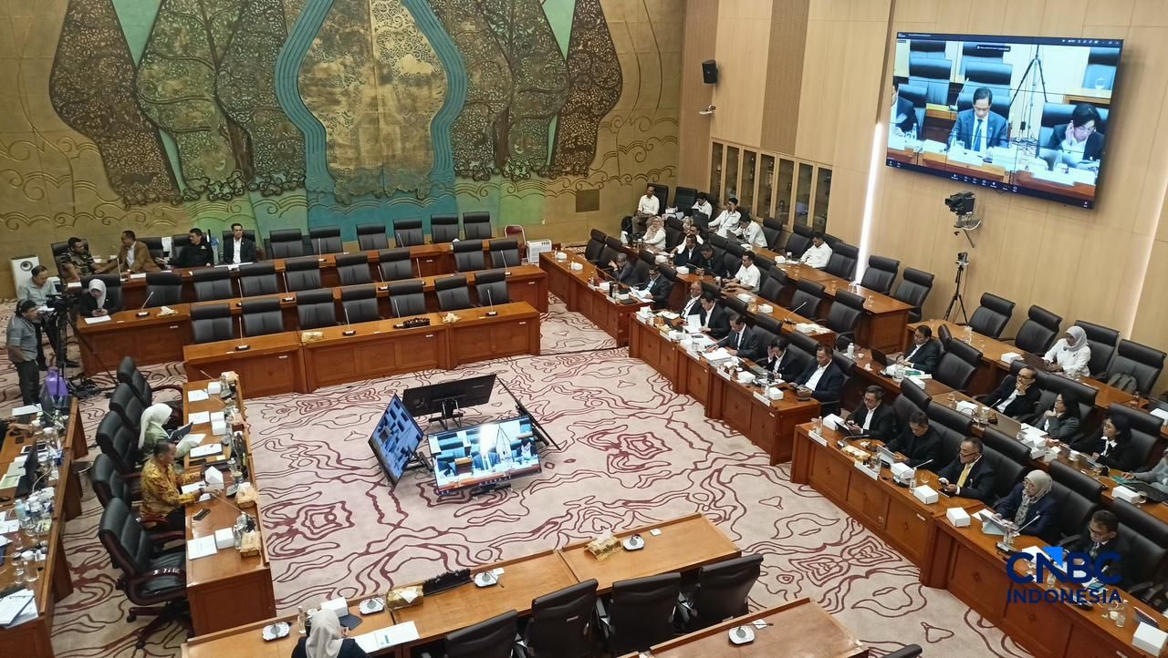 Menteri Lingkungan Hidup, Hanif Faisol Nurofiq dalam rapat kerja dengan Komisi XII DPR RI, Jakarta, Senin (6/4/2026). (CNBC Indonesia/Ferry Sandi)