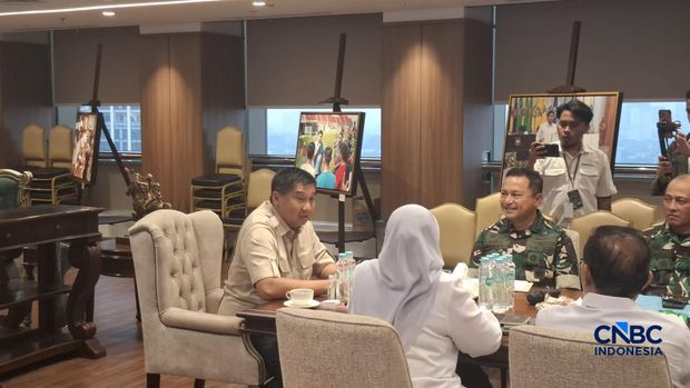 Menteri PKP Maruarar Sirait dengan Kepala Staf Angkatan Udara (Kasau) Marsekal TNI Mohamad Tonny Harjono di kantor Kementerian PKP, Jakarta, Senin (6/4/2026). (CNBC Indonesia/Ferry Sandi)
