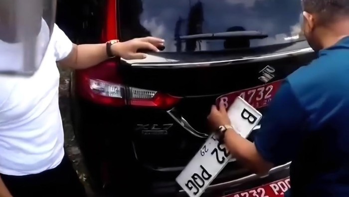 Mobil pelat merah diganti mobil pelat putih (tangkapan layar)