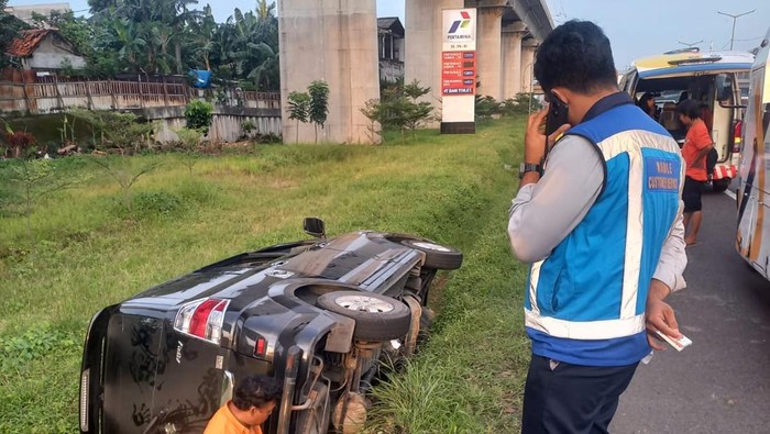 Mobil terperosok di Tol Jakarta Cikampek (Japek), tepatnya di kawasan Bekasi yang mengarah ke Jakarta. Pengemudi dievakuasi. (Dok TMC Polda Metro).