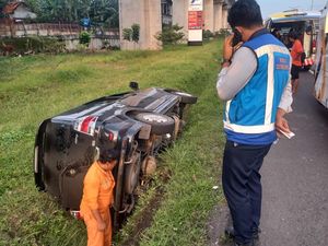Ada Mobil Terperosok, Lalin di Tol Jatibening Arah Cawang Padat