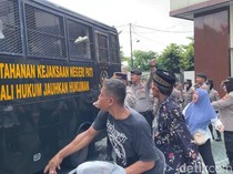 Keluarga Korban Rombongan Tongtek Ngamuk Lempari Mobil Tahanan di PN Pati