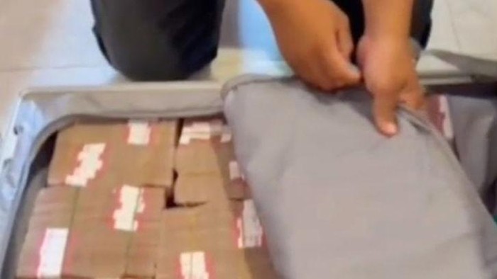 Momen polisi pamer duit miliaran rupiah diduga hasil transaksi tambang emas ilegal di Pohuwato. Dokumen Istimewa