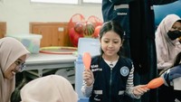 Masing-masing terlihat menghibur semua yang ada di RSCM. Foto: dok instagram Natasha Rizki