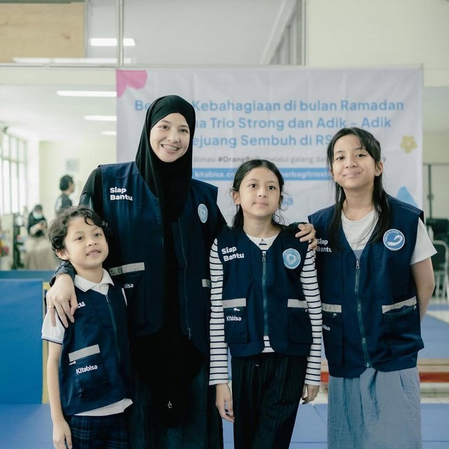 Momen Natasha Rizki dan Ketiga Anak Berbagi Kasih Sayang di RSCM