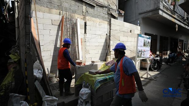 Pekerja menyelesaikan proyek renovasi hunian di kawasan Menteng Tenggulun, Jakarta, Senin  (6/4/2026). (CNBC Indonesia/Tri Susilo)