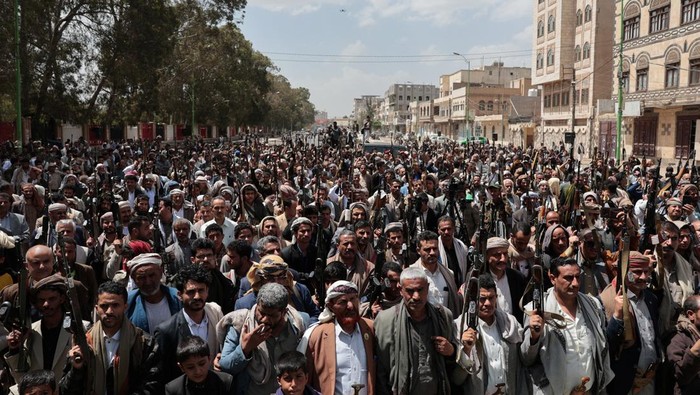 Houthi followers hold weapons during a pro-Iran demonstration, as the U.S.-Israel conflict with Iran continues, in Sanaa, Yemen April 6, 2026. REUTERS/Khaled Abdullah