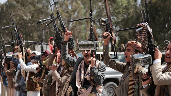 Kelompok Houthi melancarkan serangan ke Arab Saudi (Foto: REUTERS/Khaled Abdullah)