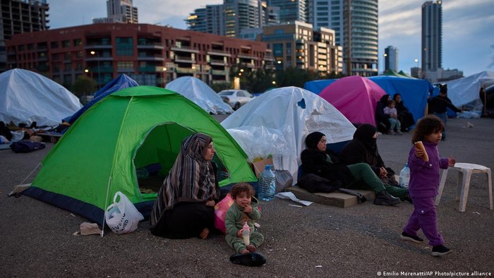 Warga yang mengungsi mendirikan tenda-tenda darurat di berbagai sudut kota (Foto: Emilio Morenatti/AP Photo/picture alliance)