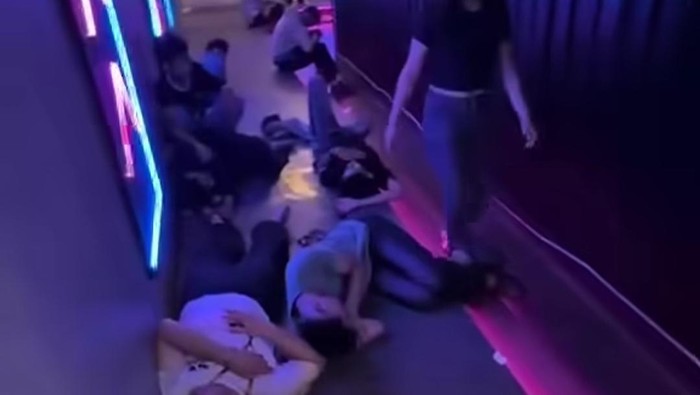 Tangkapan layar yang menunjukan ramai pengunjung terkapar di tempat hiburan malam.