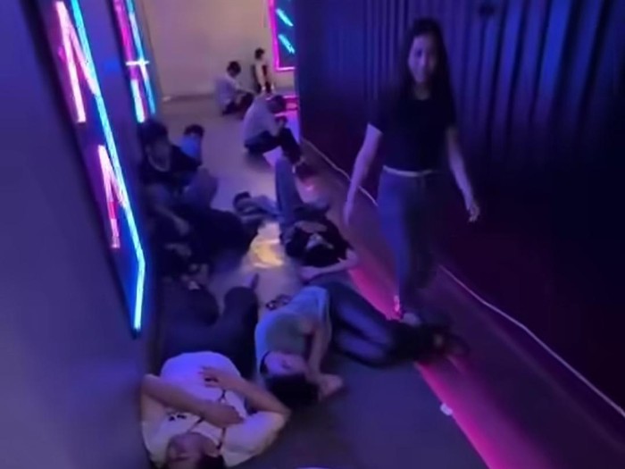 Tangkapan layar yang menunjukan ramai pengunjung terkapar di tempat hiburan malam.