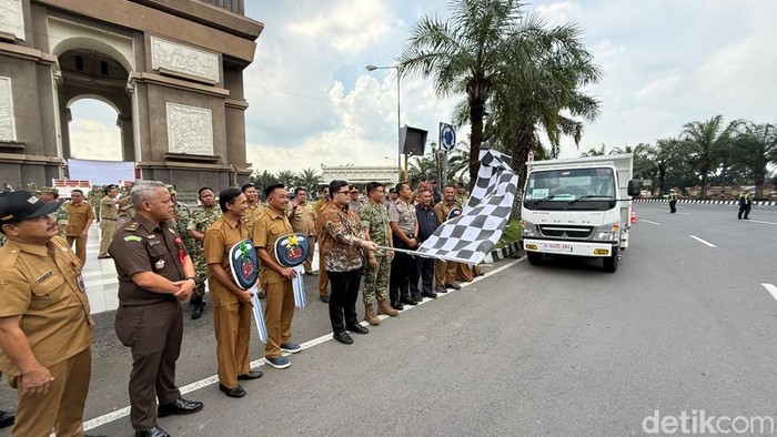 Penyerahan truk ke koperasi desa di Kediri