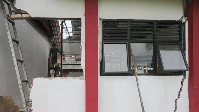 Guru melihat kondisi ruang kelas yang rusak akibat pergerakan tanah di SD Negeri Kutakarang 03, Cibitung, Pandeglang, Banten, Senin (6/4/2026). Sebanyak dua ruang kelas mengalami kerusakan parah akibat pergerakan tanah yang terjadi di sekolah itu dan proses belajar mengajar untuk murid kelas tiga dan empat harus dipindahkan ke ruangan lain yang tersedia. ANTARA FOTO/Angga Budhiyanto/agr