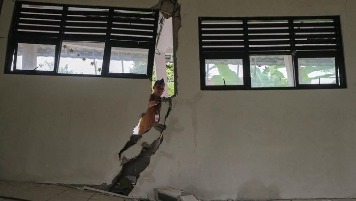 Guru melihat kondisi ruang kelas yang rusak akibat pergerakan tanah di SD Negeri Kutakarang 03, Cibitung, Pandeglang, Banten, Senin (6/4/2026). Sebanyak dua ruang kelas mengalami kerusakan parah akibat pergerakan tanah yang terjadi di sekolah itu dan proses belajar mengajar untuk murid kelas tiga dan empat harus dipindahkan ke ruangan lain yang tersedia. ANTARA FOTO/Angga Budhiyanto/agr