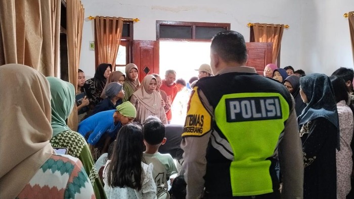Warga mengerumuni petani yang sempat hilang di Pekalongan.