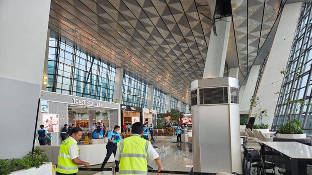 Petugas bergerak cepat menangani air usai Atap bangunan Terminal 3 Bandara Internasional Soekarno-Hatta (Soetta) ambruk imbas hujan deras dan angin kencang pada Senin (6/4/2026). (Dok. Detikcom/Grandyos Zafna)