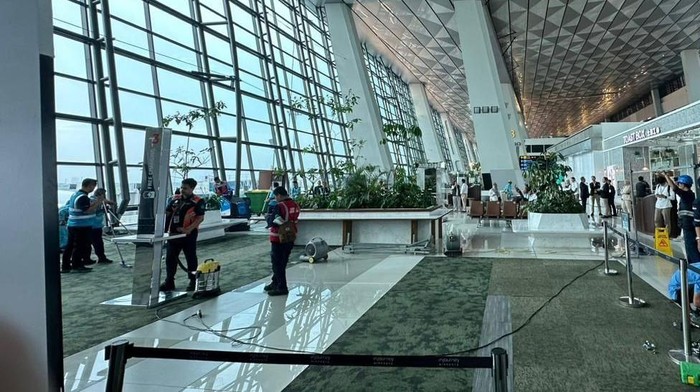 Petugas bersihkan sisa hujan usai atap Terminal 3 Bandara Soekarno Hatta Jebol