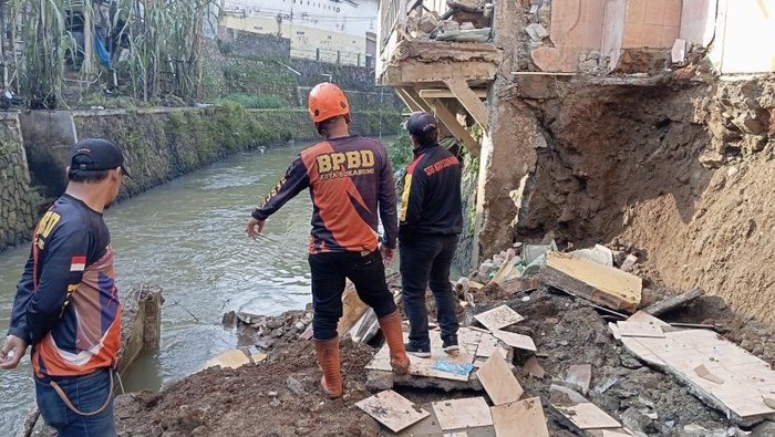 Petugas BPBD Kota Sukabumi saat melakukan asesment di lokasi yang terdampak bencana