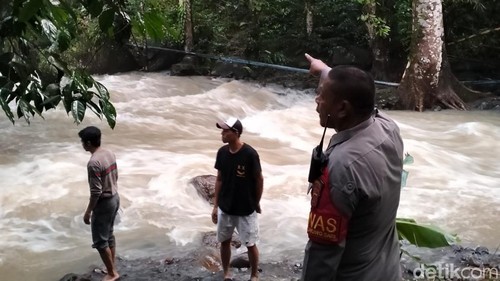 Petugas gabungan mencari seorang warga Kota Mataram yang hanyut di aliran Sungai Tibu Ijo, Desa Kekait, Lombok Barat, NTB, Minggu (5/4/2026).