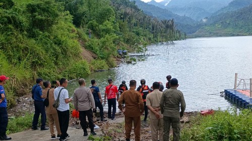 Petugas melakukan pencarian terhadap Heri Saputra, pelajar asal Lombok Tengah, NTB, yang hanyut di sungai Air Terjun Temburun Nanas, Senin (6/4/2026). (Foto: Dok Polresta Mataram)