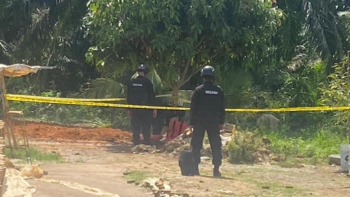 Petugas memasang garis polisi di lokasi penemuan bom mortir di Labuhanbatu. (dok. Polres Labuhanbatu)