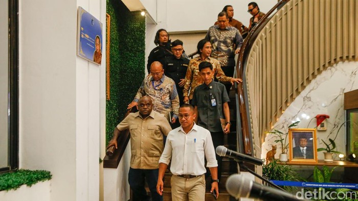 Gitaris Padi Reborn sekaligus Ketua Asosiasi Komposer Seluruh Indonesia (AKSI) Piyu saat melakukan konferensi pers dengan Menteri HAM Natalius Pigai di Kantor Kementerian HAM, Jakarta, Senin, (6/4/2026).