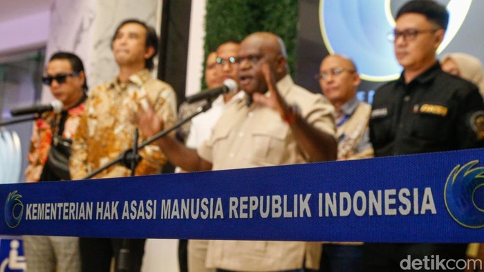 Gitaris Padi Reborn sekaligus Ketua Asosiasi Komposer Seluruh Indonesia (AKSI) Piyu saat melakukan konferensi pers dengan Menteri HAM Natalius Pigai di Kantor Kementerian HAM, Jakarta, Senin, (6/4/2026).